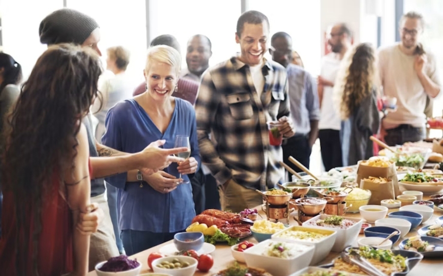 Idées de soirée d'entreprise : des collègues au buffet lors d'un événement d'entreprise